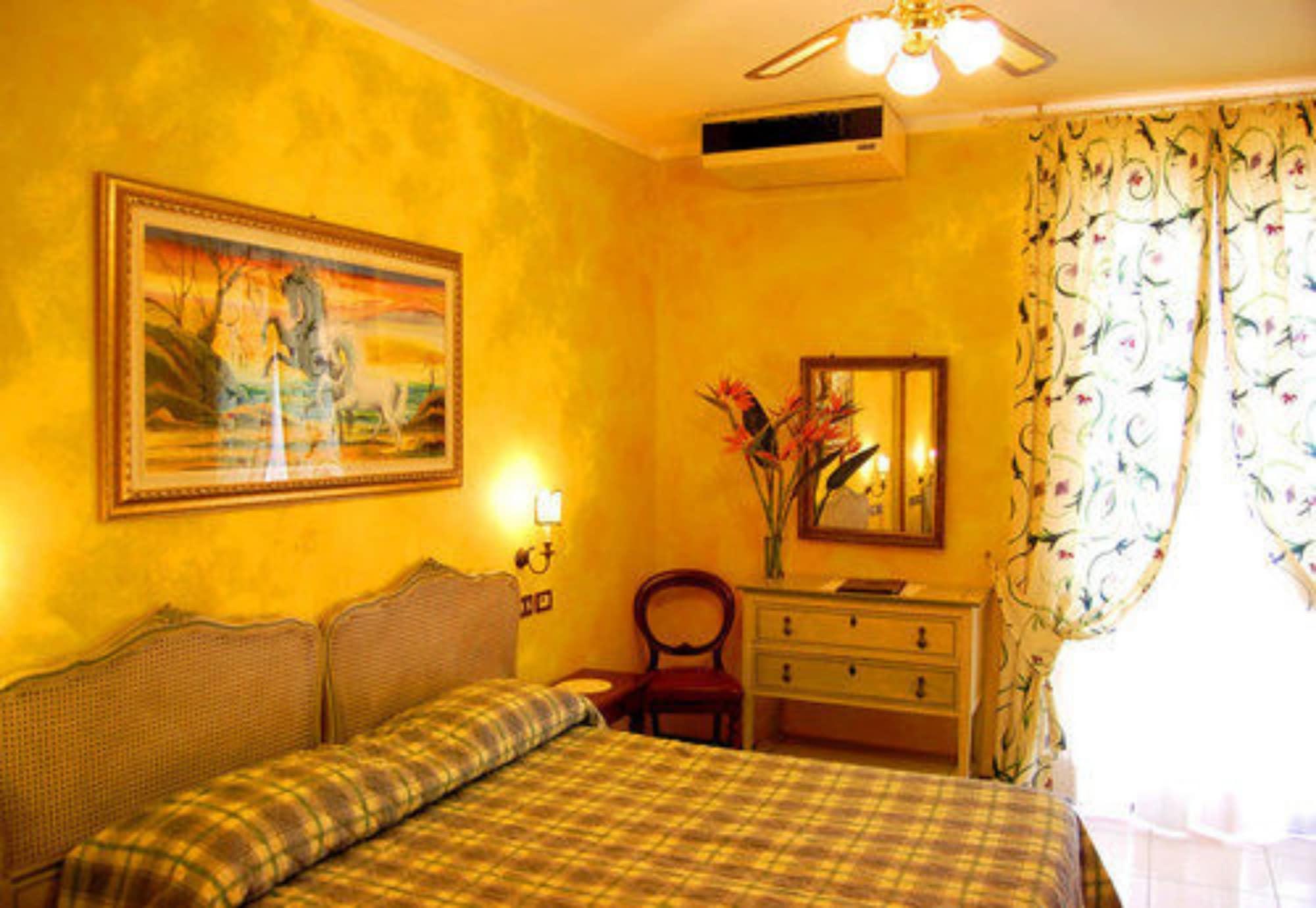 Hotel Porto Roca Монтероссо-аль-Маре Экстерьер фото